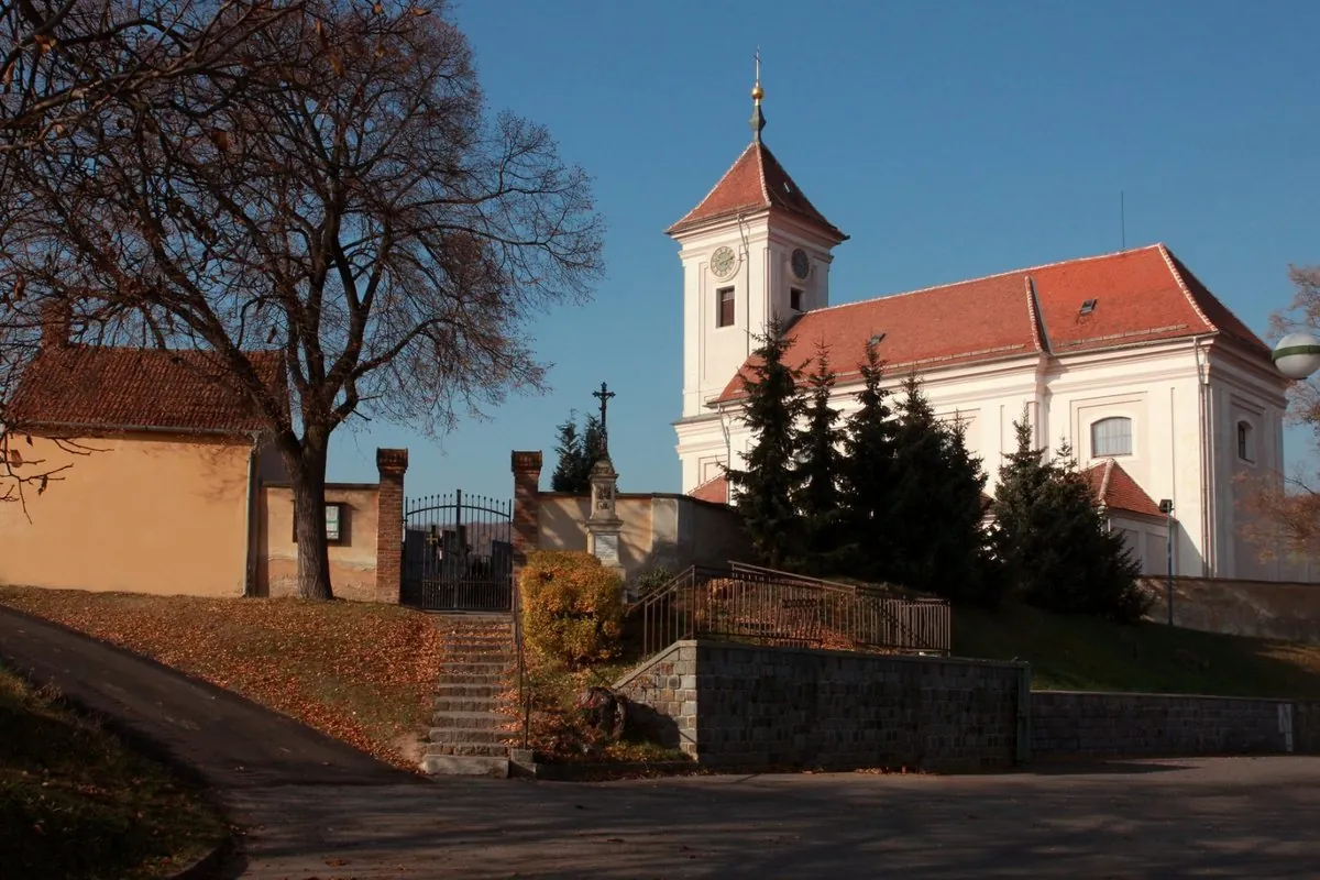 Kostel v Letonicích na podzim